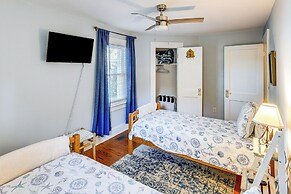 Cottage w/ Yard in Dtwn Chincoteague!