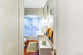 Cottage w/ Yard in Dtwn Chincoteague!