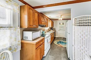 Cottage w/ Yard in Dtwn Chincoteague!