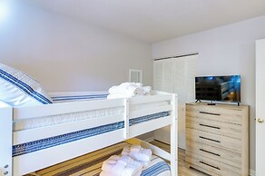 Walk to Beach: Condo w/ Balcony in Hilton Head!