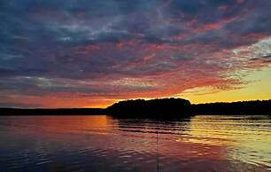 Lake Anna Getaway w/ Fire Pit + Dock Access!