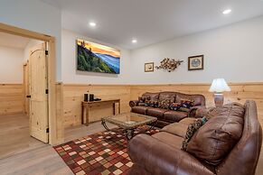 211 Misty Mountain Getaway 4 Bedroom Cabin