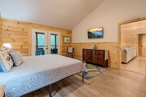 211 Misty Mountain Getaway 4 Bedroom Cabin