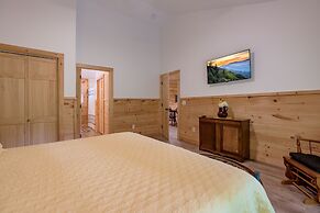 211 Misty Mountain Getaway 4 Bedroom Cabin