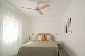 3 Bed Apt Sleep 6 - Pets, Balcony, Parking, Wifi