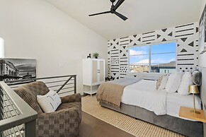 Mountain View Home w/ King Beds & Rooftop Deck