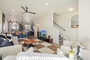 Mountain View Home w/ King Beds & Rooftop Deck