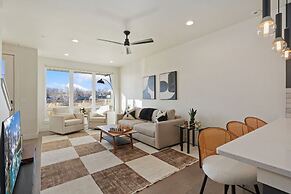 Mountain View Home w/ King Beds & Rooftop Deck