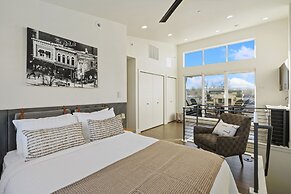 Mountain View Home w/ King Beds & Rooftop Deck