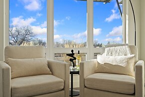 Mountain View Home w/ King Beds & Rooftop Deck