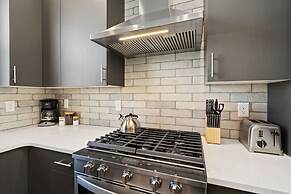 Mountain View Home w/ King Beds & Rooftop Deck