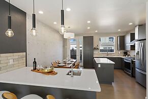 Mountain View Home w/ King Beds & Rooftop Deck