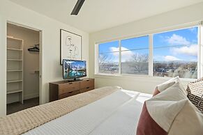 Mountain View Home w/ King Beds & Rooftop Deck