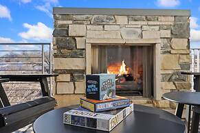 Mountain View Home w/ King Beds & Rooftop Deck