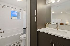 Mountain View Home w/ King Beds & Rooftop Deck