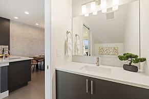 Mountain View Home w/ King Beds & Rooftop Deck