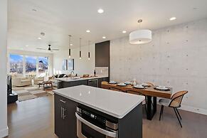 Mountain View Home w/ King Beds & Rooftop Deck