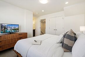 Mountain View Home w/ King Beds & Rooftop Deck