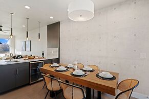 Mountain View Home w/ King Beds & Rooftop Deck