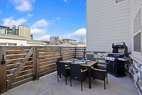 Mountain View Home w/ King Beds & Rooftop Deck