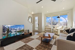 Mountain View Home w/ King Beds & Rooftop Deck