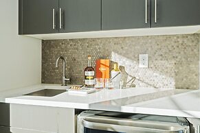 Mountain View Home w/ King Beds & Rooftop Deck