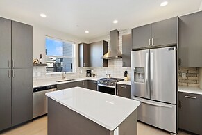 Mountain View Home w/ King Beds & Rooftop Deck