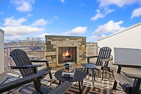 Mountain View Home w/ King Beds & Rooftop Deck