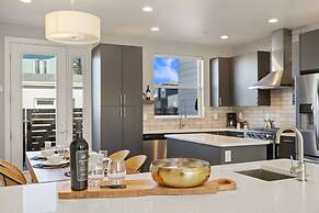 Mountain View Home w/ King Beds & Rooftop Deck