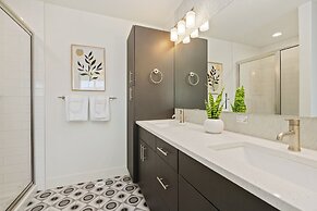 Mountain View Home w/ King Beds & Rooftop Deck