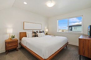 Mountain View Home w/ King Beds & Rooftop Deck