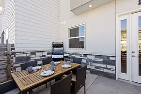 Mountain View Home w/ King Beds & Rooftop Deck