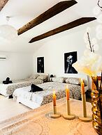 7 private Rooms in a spacious Villa
