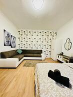 7 private Rooms in a spacious Villa