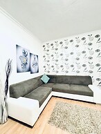 7 private Rooms in a spacious Villa