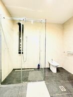 7 private Rooms in a spacious Villa