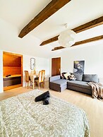 7 private Rooms in a spacious Villa