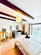 7 private Rooms in a spacious Villa