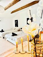 7 private Rooms in a spacious Villa