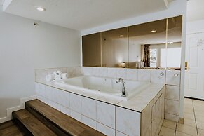 Western Budget Motel Plus Mosaic Suites