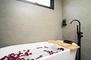 3 Double U - Kalim Sea View