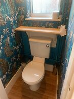 Stylish Comfotabe Riverside Cottage