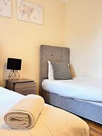 Heathrow Stay 5 Mins to the Terminals
