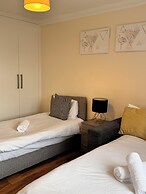 Heathrow Stay 5 Mins to the Terminals