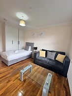 Heathrow Stay 5 Mins to the Terminals