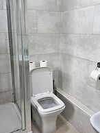 Heathrow Stay 5 Mins to the Terminals