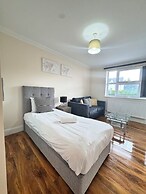 Heathrow Stay 5 Mins to the Terminals