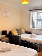 Heathrow Stay 5 Mins to the Terminals