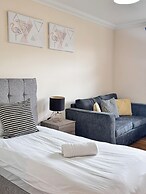 Heathrow Stay 5 Mins to the Terminals