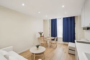 Ganneron in Paris With 1 Bedrooms and 1 Bathrooms